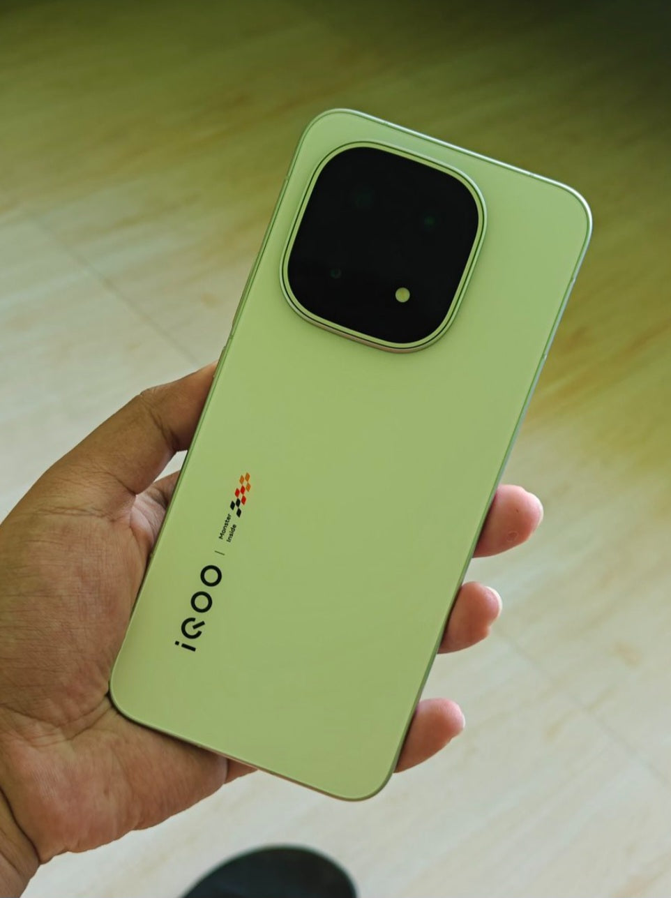 Vivo Iqoo 15T 5G Chinese Version Green Smartphone Dust Water & Scratch Resistant HD Screen Super/Fast Charging Smartphone (RAM 12GB+512GB ROM). smp