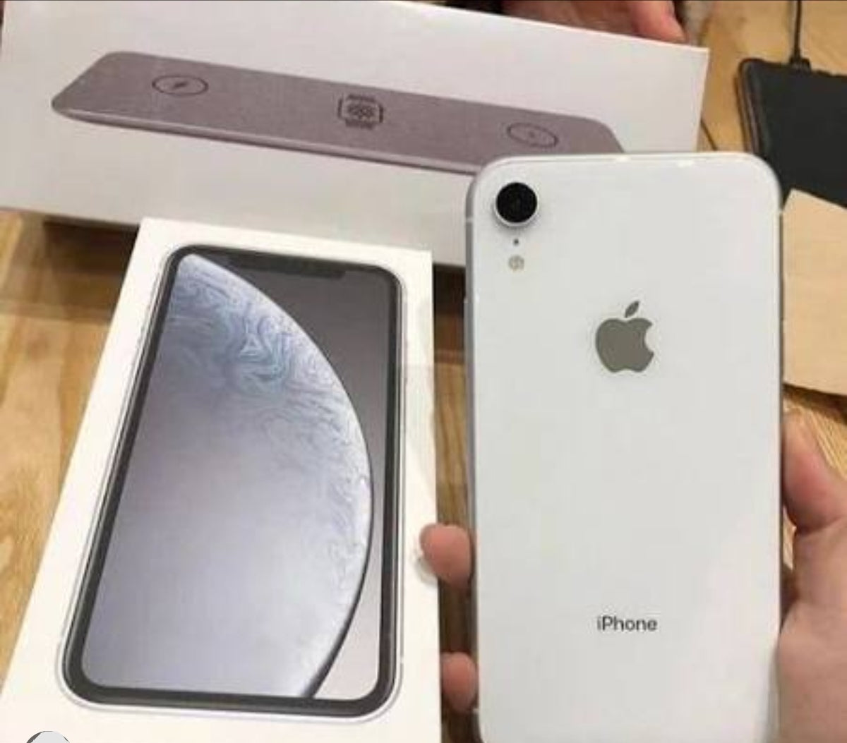 Apple iPhone XR 3G Smartphone Facial Recognition Function Dust Water & Scratch Resistant HD Screen Super/Fast Charging (64GB ROM) (White) Smartphone + FREE Earphones. smp